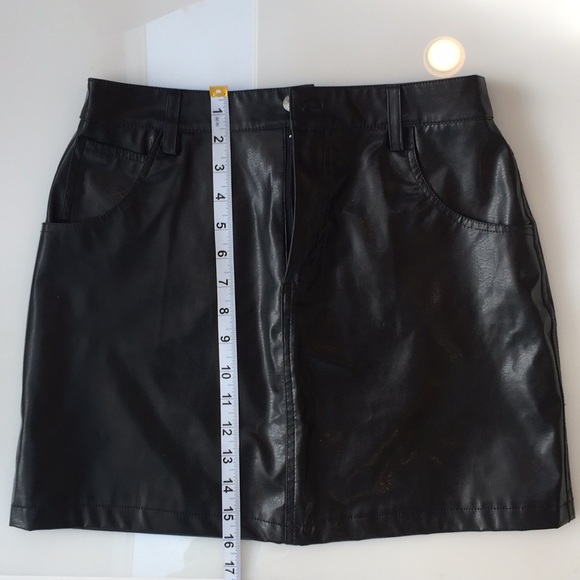 Excellent Condition Pleather Mini Skirt Size 6 - Picture 3 of 5